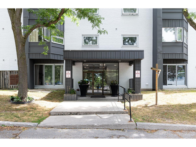 Photo du bâtiment - 700-710 Sir John A. MacDonald Blvd.
