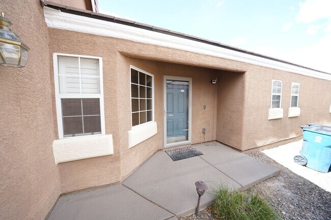 Foto del edificio - SHOWINGS AVAILABLE NOW