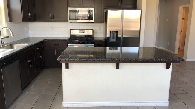 Foto del edificio - 4bd 2ba Home is located in the Desirable N...
