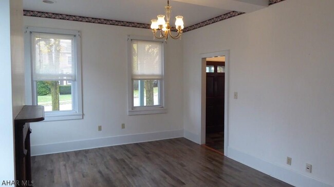 Building Photo - 526 S Richard St