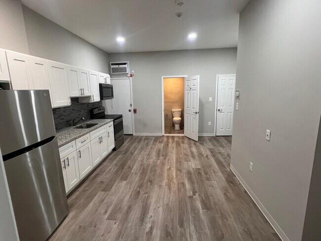 Foto del edificio - 7038 Woodland Ave