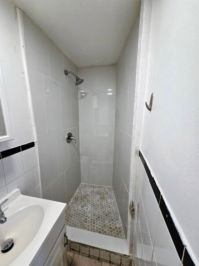 Building Photo - 475 West Side Ave