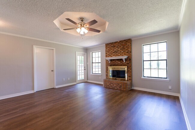 Foto del edificio - Charming Remodeled Home in Golden Meadows,...