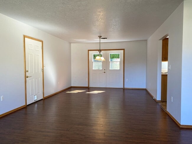 Building Photo - Single-Level Simplicity