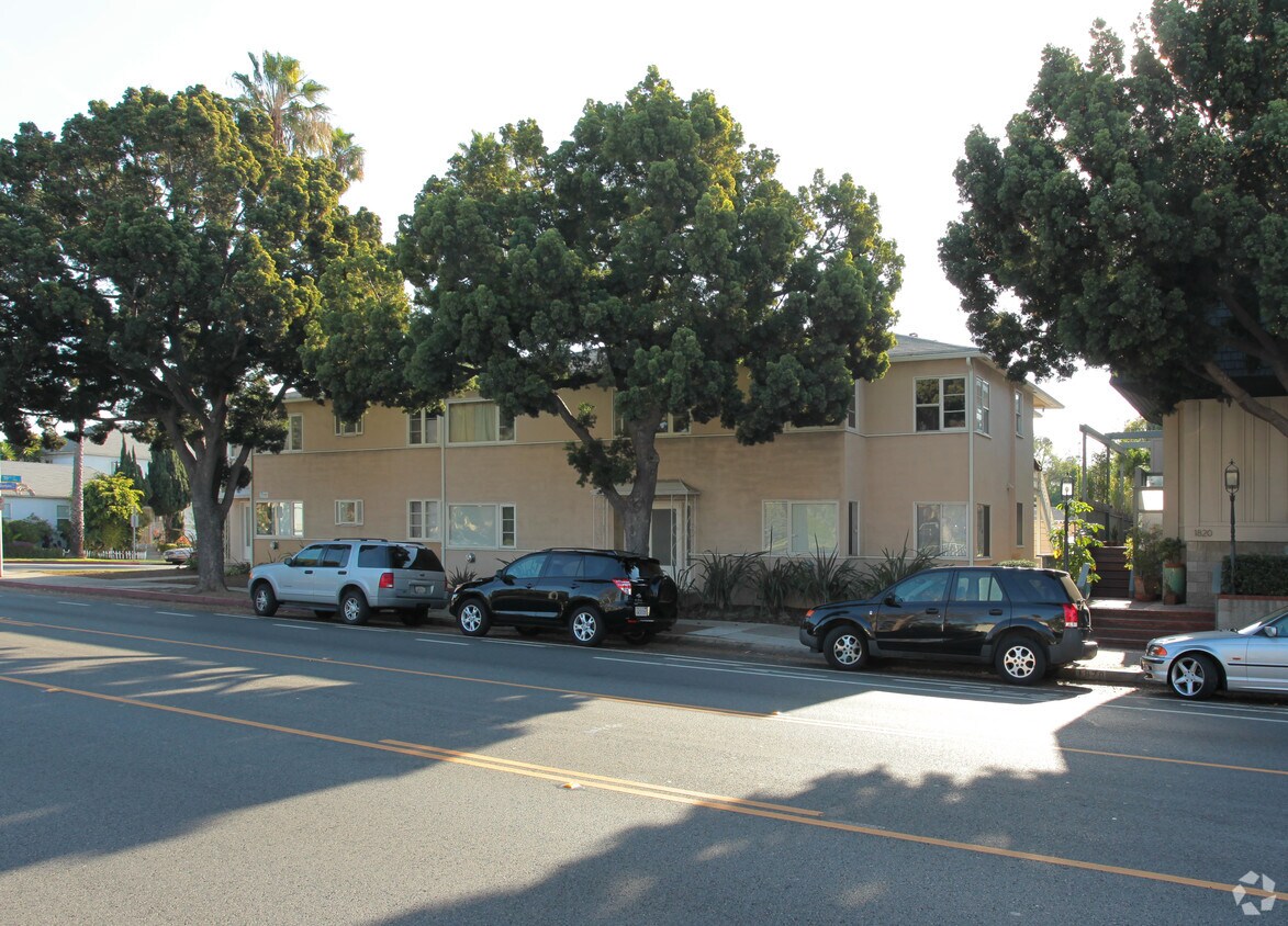 Building Photo - 1826-1834 Montana Ave