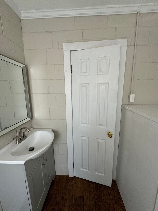 Building Photo - Move-In Ready!