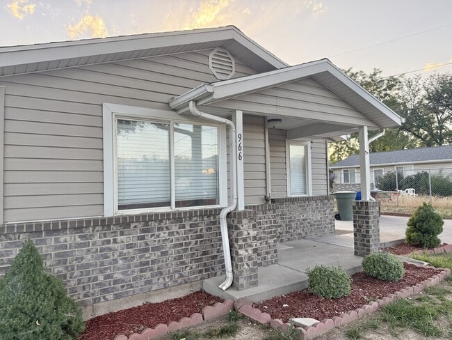 Photo - 966 Glendale St W House