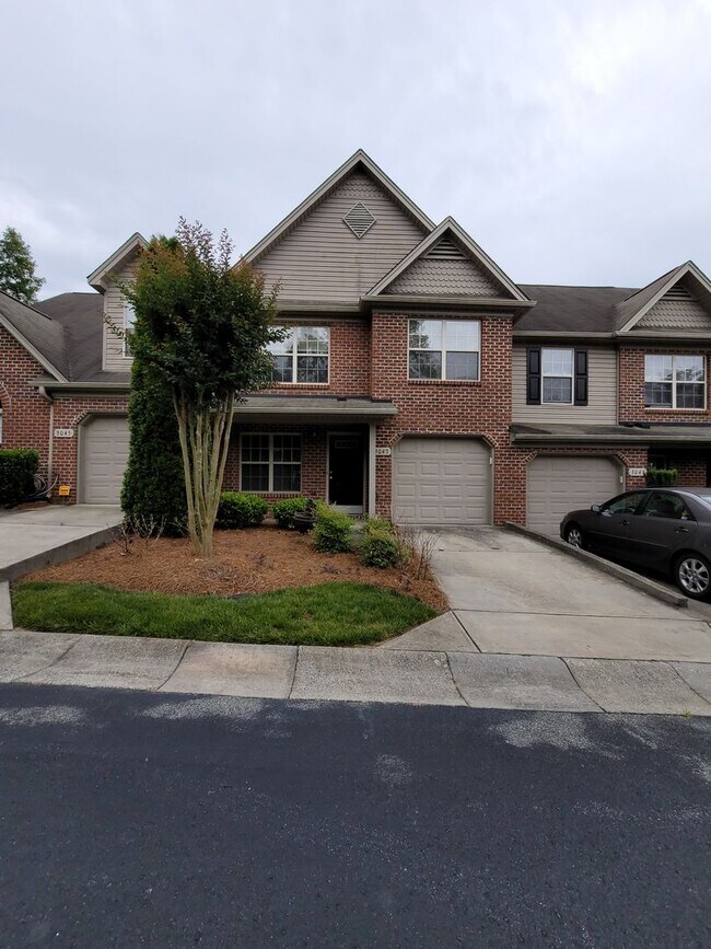 Building Photo - 3 BR townhome in Jamestown!