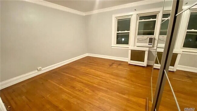 Foto del edificio - "Charming 3-Bedroom Unit in Queens – Spacious 900 Sq Ft Living!"