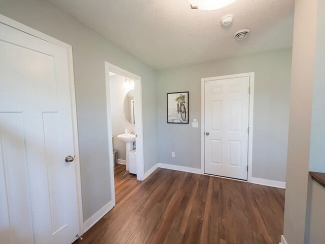 Building Photo - Pristine 3bed 3bath Townhome in Woodbury!