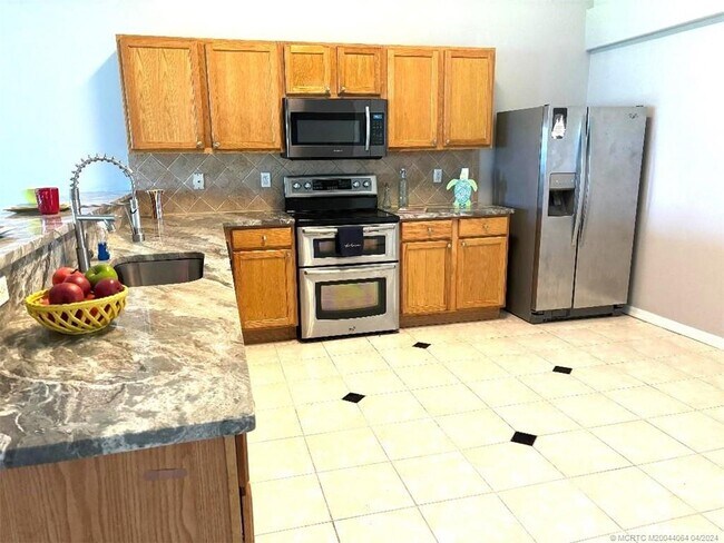 Building Photo - 4541 SW Athena Dr