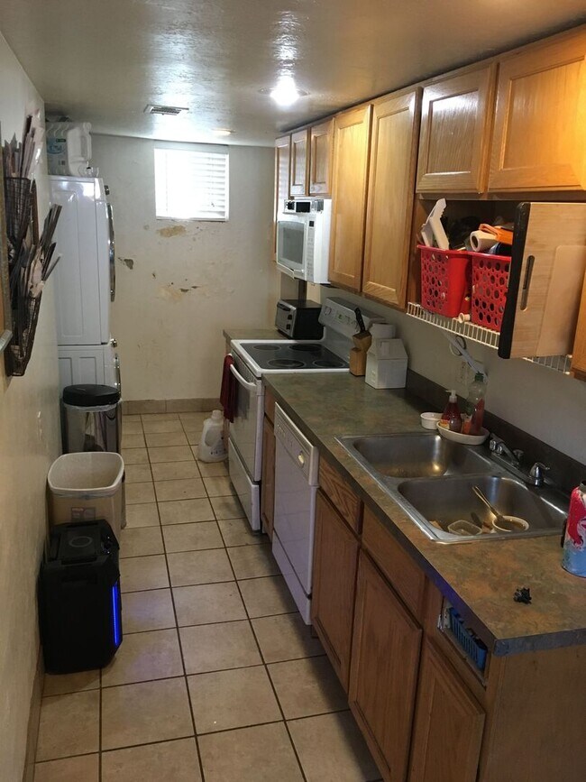 Foto del edificio - Great Basement Apartment