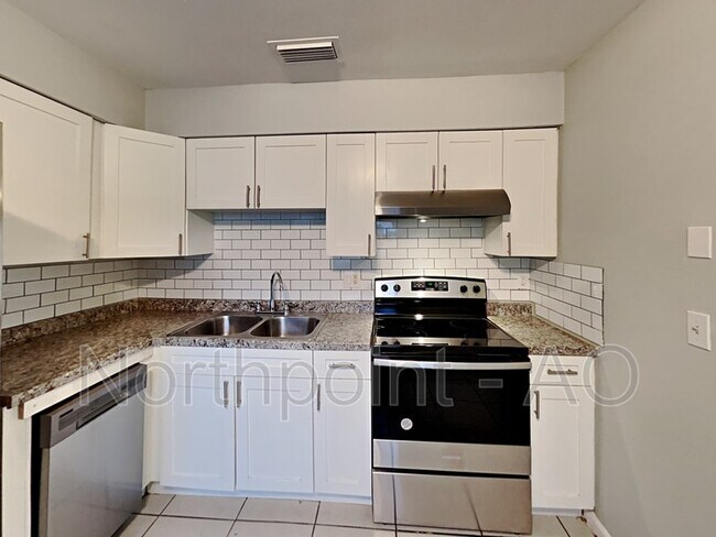 Foto del edificio - 8922 N Dexter Ave