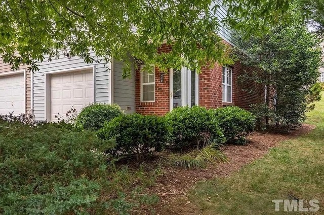 Puerta de entrada de la unidad final con patio lateral y garaje. - 245 Plaza Dr