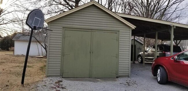 Garage - 478 E Lebanon St