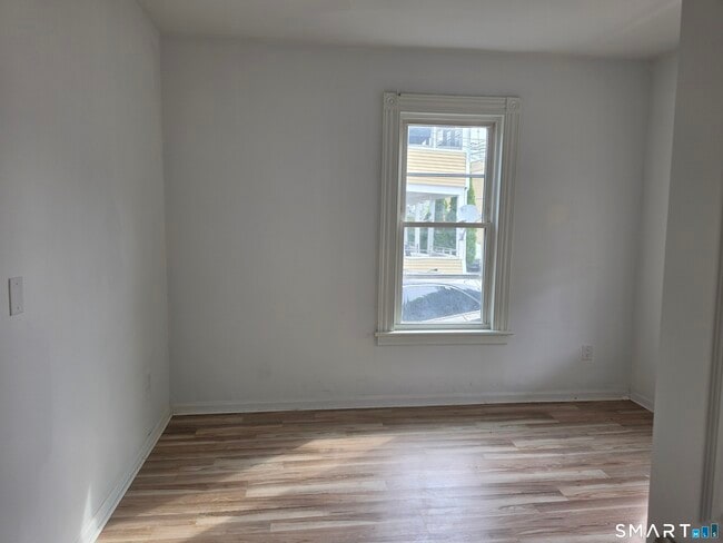 Building Photo - 25 Elm St