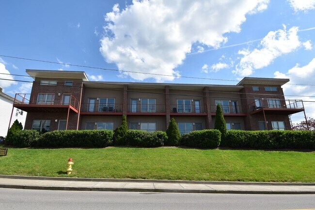 Building Photo - Large 2 Bedroom Condo For Rent Near Historic Downtown Clarksville!