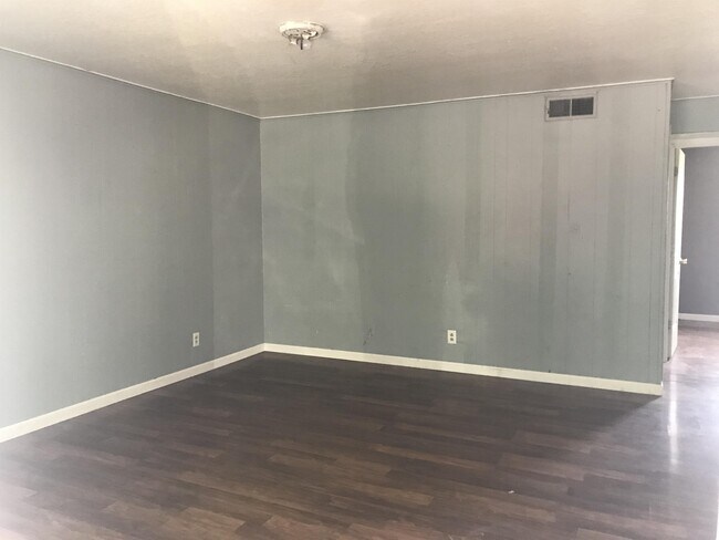 Building Photo - 400 N Rockingchair Rd