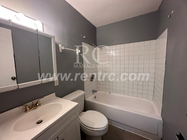 Building Photo - 1007 Shasta-