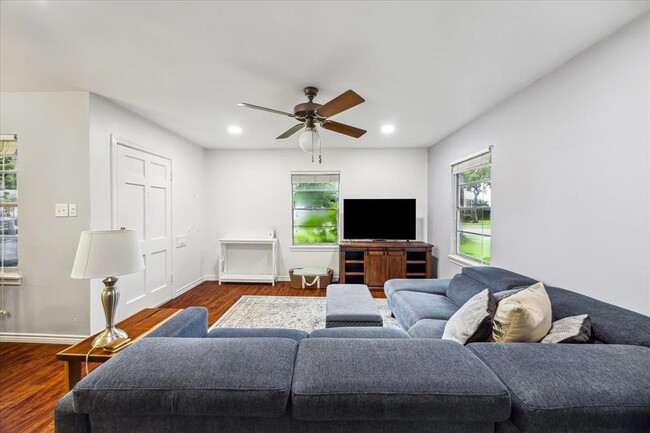 Building Photo - 5127 Mimosa Dr