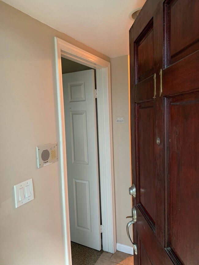 1st floor bedroom entrance - 206 E Plymouth St