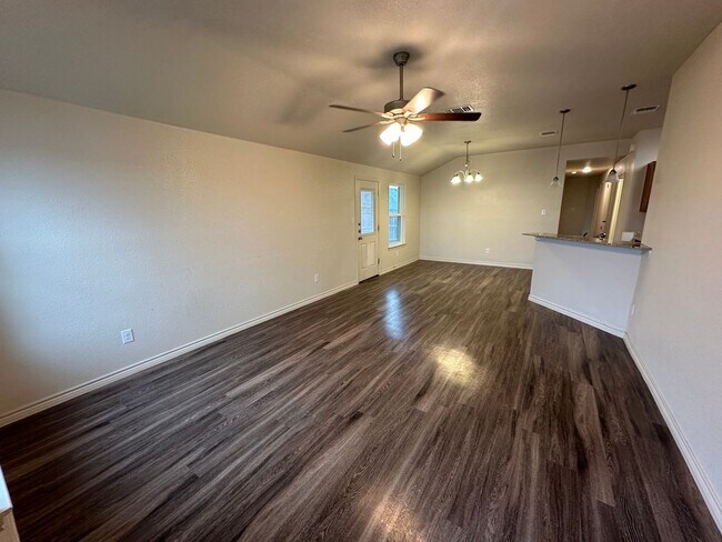 Foto del edificio - AVAILABLE Now! *MORE PHOTOS COMING SOON*