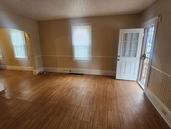 Foto del edificio - Charming 5-Bedroom Property in Prime Location