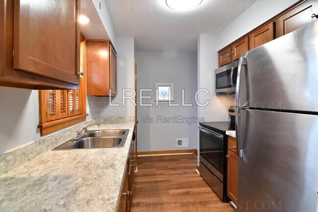 Foto del edificio - 818 Iroquois Ave