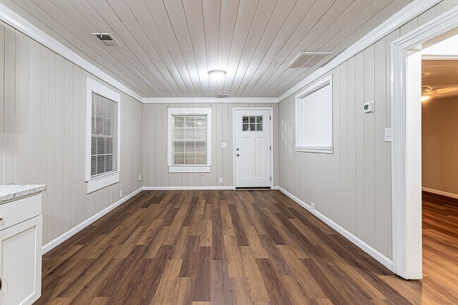 Foto del edificio - Price Improvement and Leasing Special! Rec...