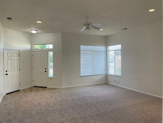 Foto del edificio - 3 Bedroom, 2 Bathroom House with a 2-Car Garage