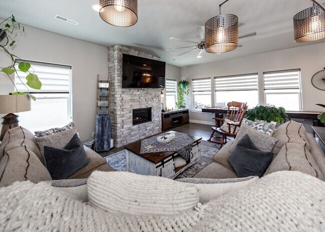 Foto del edificio - Luxury Ranch-Style Home for Rent | Wolf Ranch | D20 Schools | Pikes Peak Views