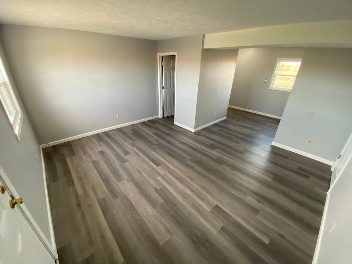 Foto principal - Remodeled 3 Bedroom Townhome
