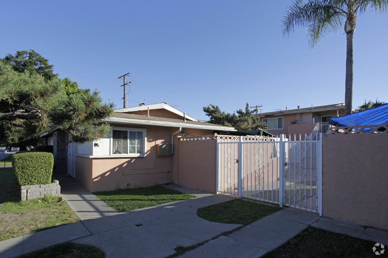 Primary Photo - 218 S Knott Ave