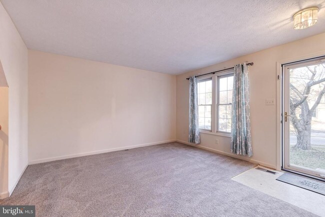 Building Photo - 5 Weyanoke Ct