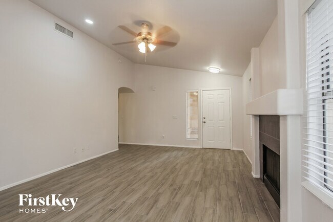 Building Photo - 4605 E Grovers Ave