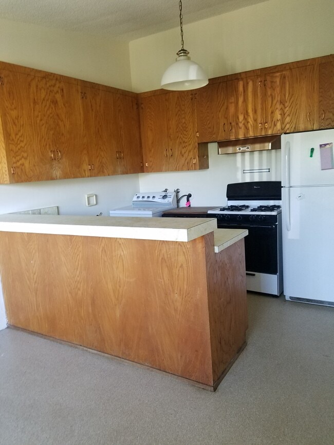 Kitchen - 566 Westmont Ave