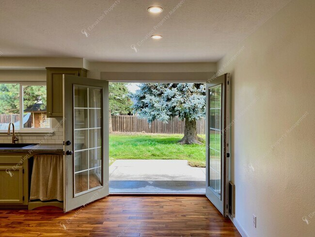 Foto del edificio - Ranch Style Northeast Bend 3 BR - 2 BA w/ ...