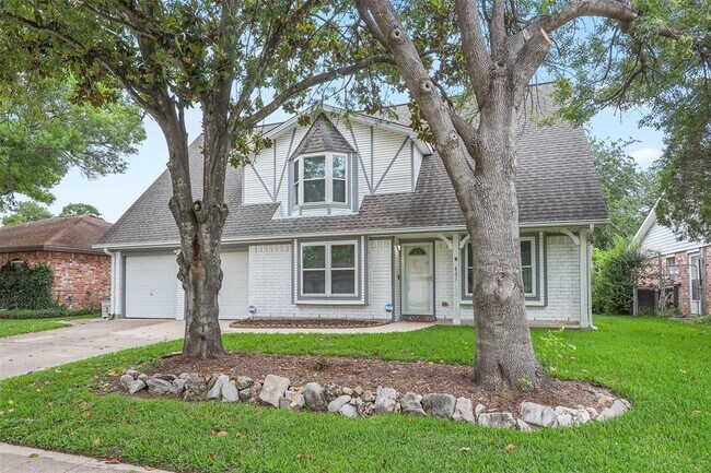 Building Photo - 831 Silverpines Rd