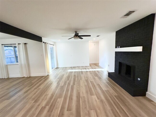 Foto del edificio - 9728 Anderson Village Dr