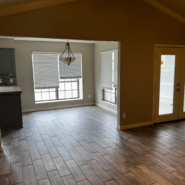Building Photo - 2206 Gresham Dr