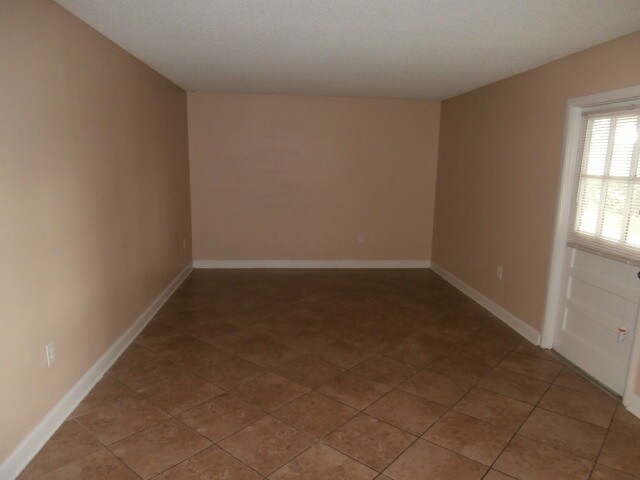 Building Photo - 1432 W Holden Ave