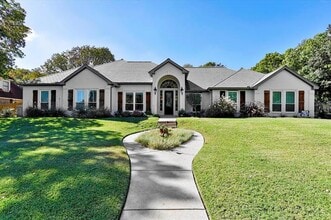 Building Photo - 8921 Crest Wood Dr