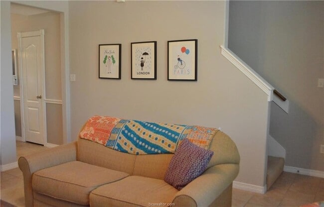 Building Photo - 1000 Spring Loop