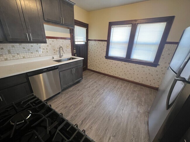 Foto del edificio - 2477-79A N. Dousman St.
