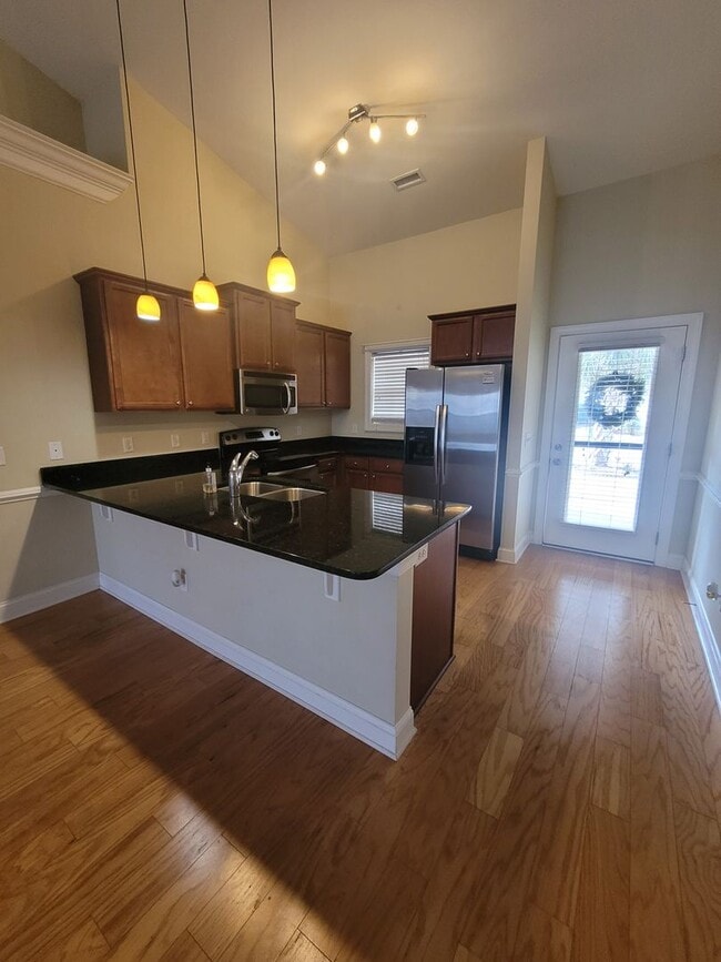 Building Photo - This 3 bedroom 2.5 bath brick townhouse with one car garage is located in Westgate Shoreline subd...