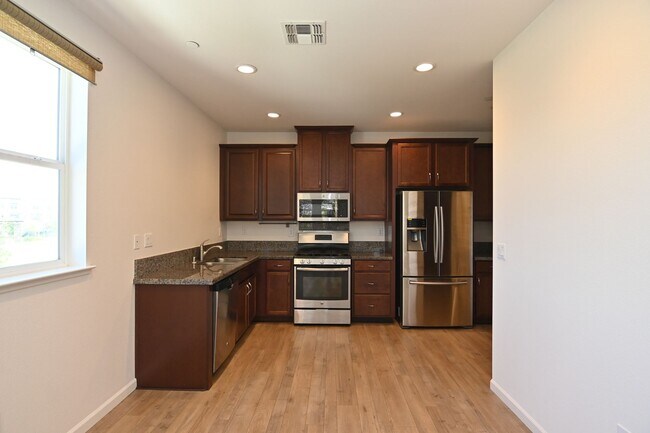 Building Photo - Stunning Tri Level Home with AC, 3 bd / 3....