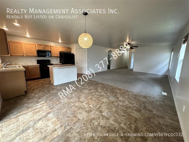 Building Photo - Charming 3 Bedroom Home Located in the Hea...