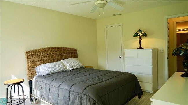 Foto del edificio - 3330 Pinewalk Dr N