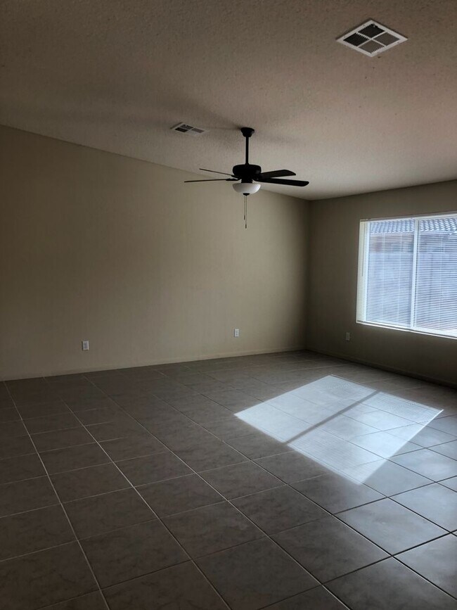 Building Photo - Beautiful Home in Saguaro!