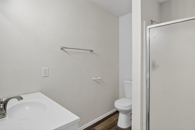 Building Photo - 534 Canary Ln